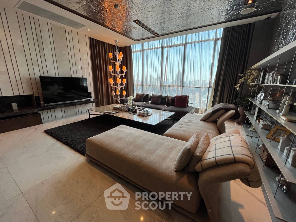 For SaleCondoNana, North Nana,Sukhumvit13, Soi Nana : 3-BR Condo at Hyde Sukhumvit 13 Condominium near BTS Nana