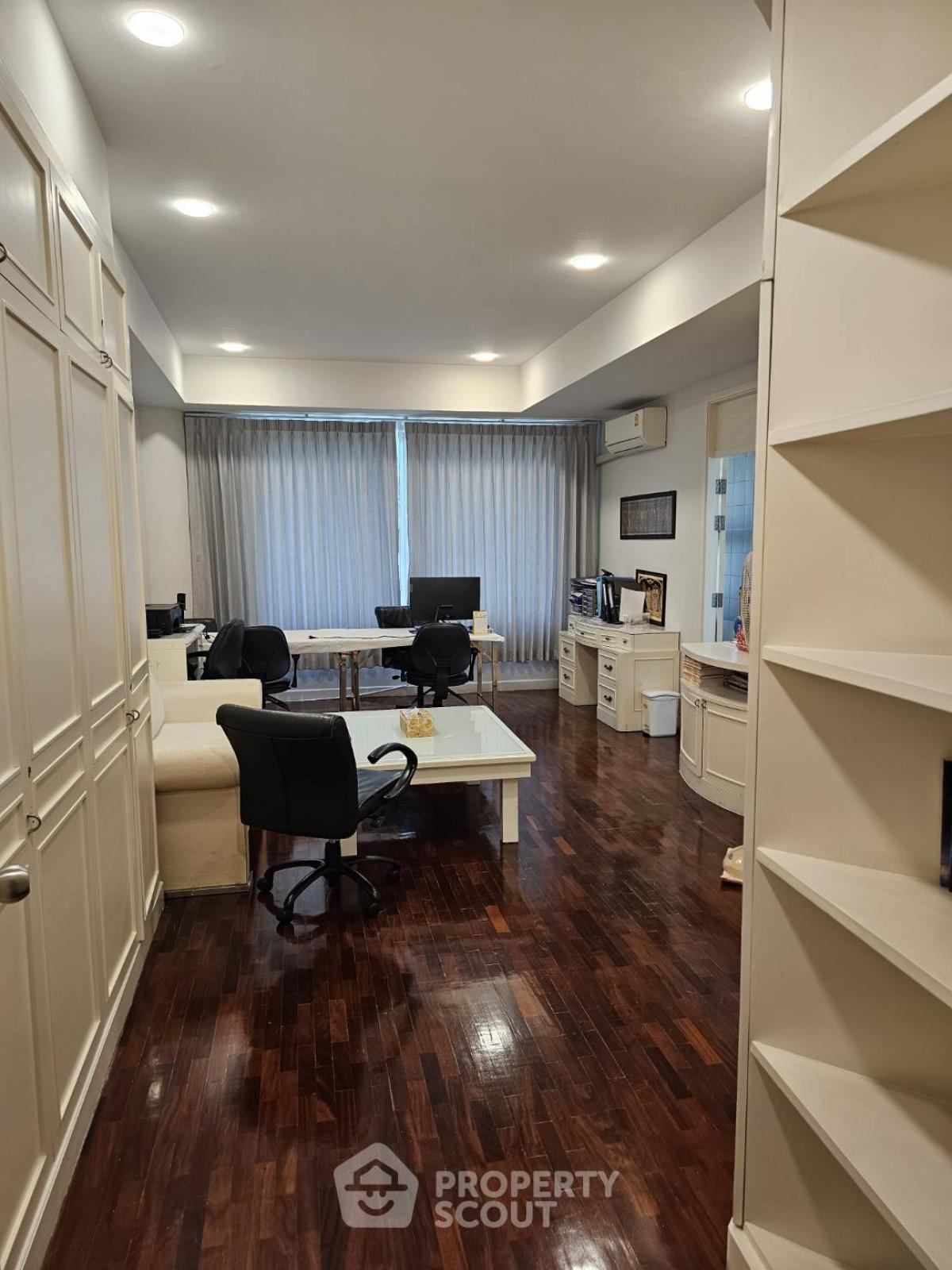For SaleCondoWongwianyai, Charoennakor : 3-BR Condo at Tridhos City Marina near BTS Wongwian Yai