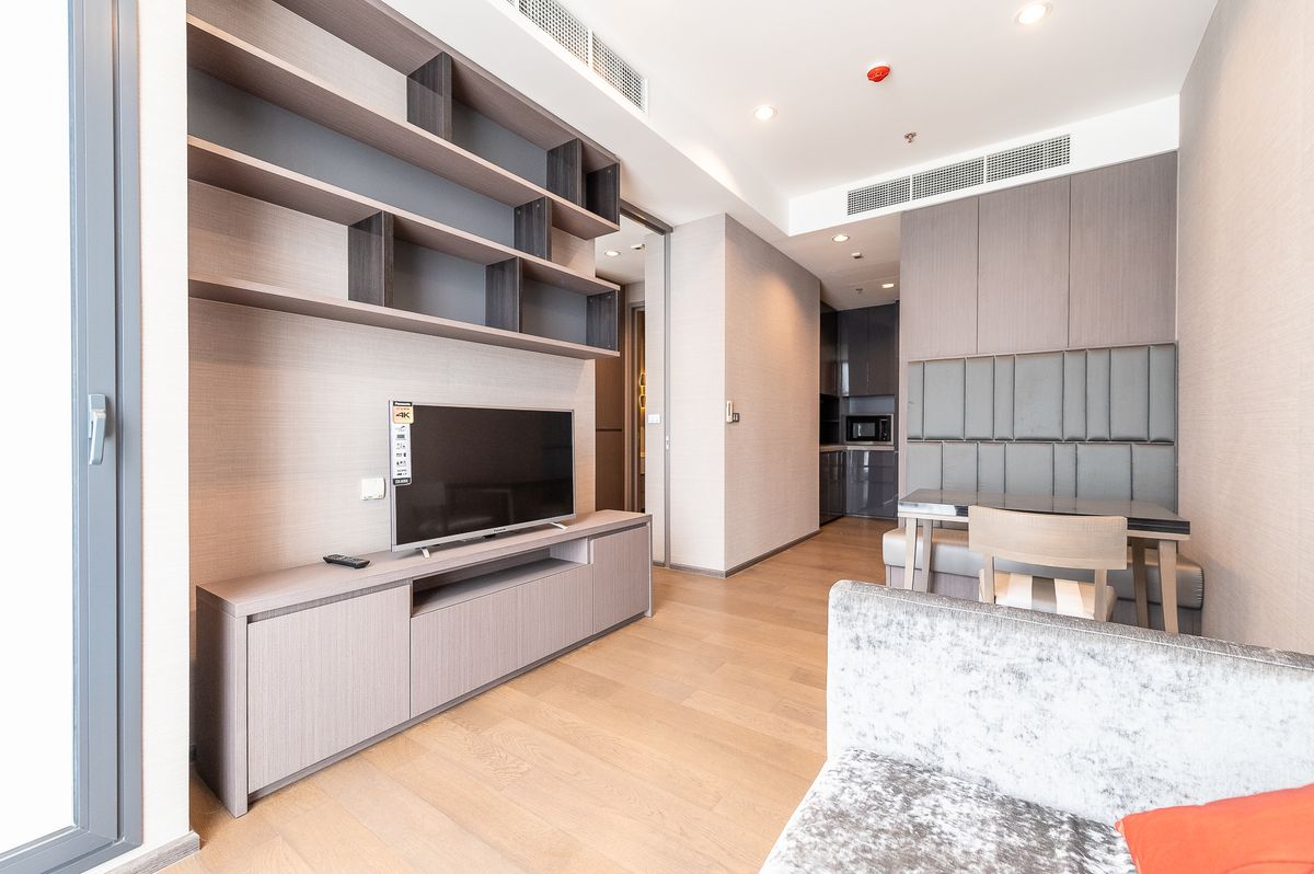 ขายคอนโดสาทร นราธิวาส : 1 นอน คอนโดหรู ติดรถไฟฟ้า สถานีสุรศักดิ์ แต่งครบ 081-245-7349