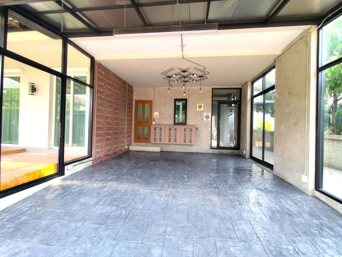 ให้เช่าบ้านลาดกระบัง สุวรรณภูมิ : บ้านเดี่ยว 2 ชั้น ห้องมุม พร้อมเฟอร์นิเจอร์ ให้เช่า ย่านประเวศ-รามคำแหง2 ใกล้โรงพยาบาลสิรินธร  เพียง 3.3 กม.