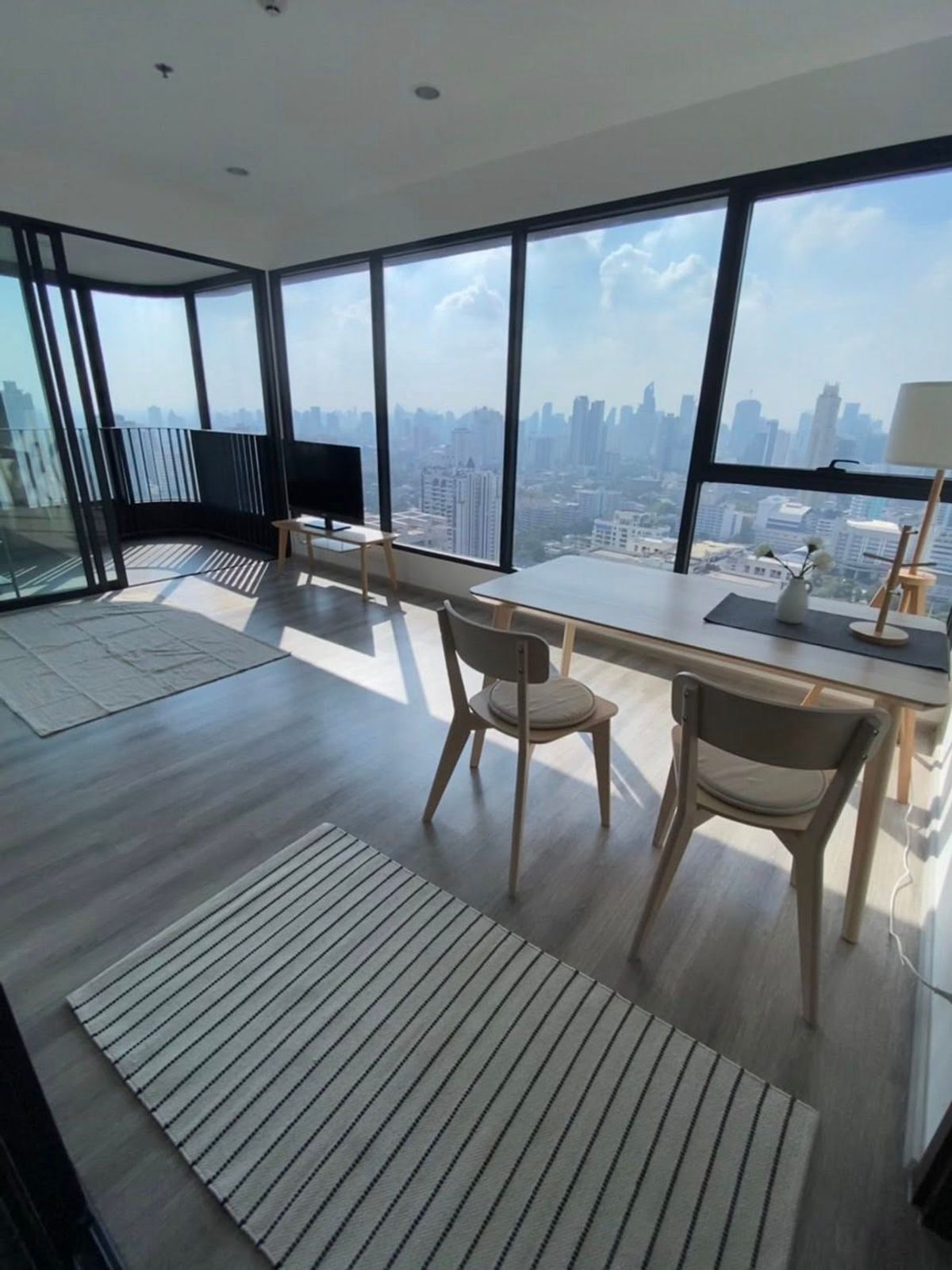 ให้เช่าคอนโดพระราม 9 เพชรบุรีตัดใหม่ RCA : ⭐️ Ideo Mobi Asoke ⭐️2 Bed 1 Bath ห้องมุม ตกแต่งพร้อมอยู่ , Panoramic unblocked view