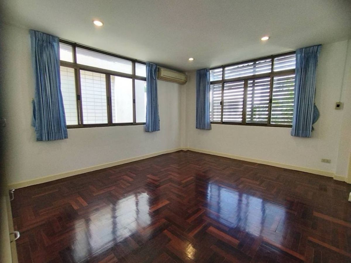 ให้เช่าบ้านสุขุมวิท อโศก ทองหล่อ : 📢 บ้าน 4 ชั้นใจกลางสุขุมวิท 31 ให้เช่าแบบนำเฟอร์นิเจอร์ของคุณมาเอง ทำเล prime location ใกล้ Emdistrict และ BTS พร้อมพงษ์ รายล้อมด้วยโรงเรียนนานาชาติ โรงพยาบาล และซูเปอร์มาร์เก็ตชั้นนำ