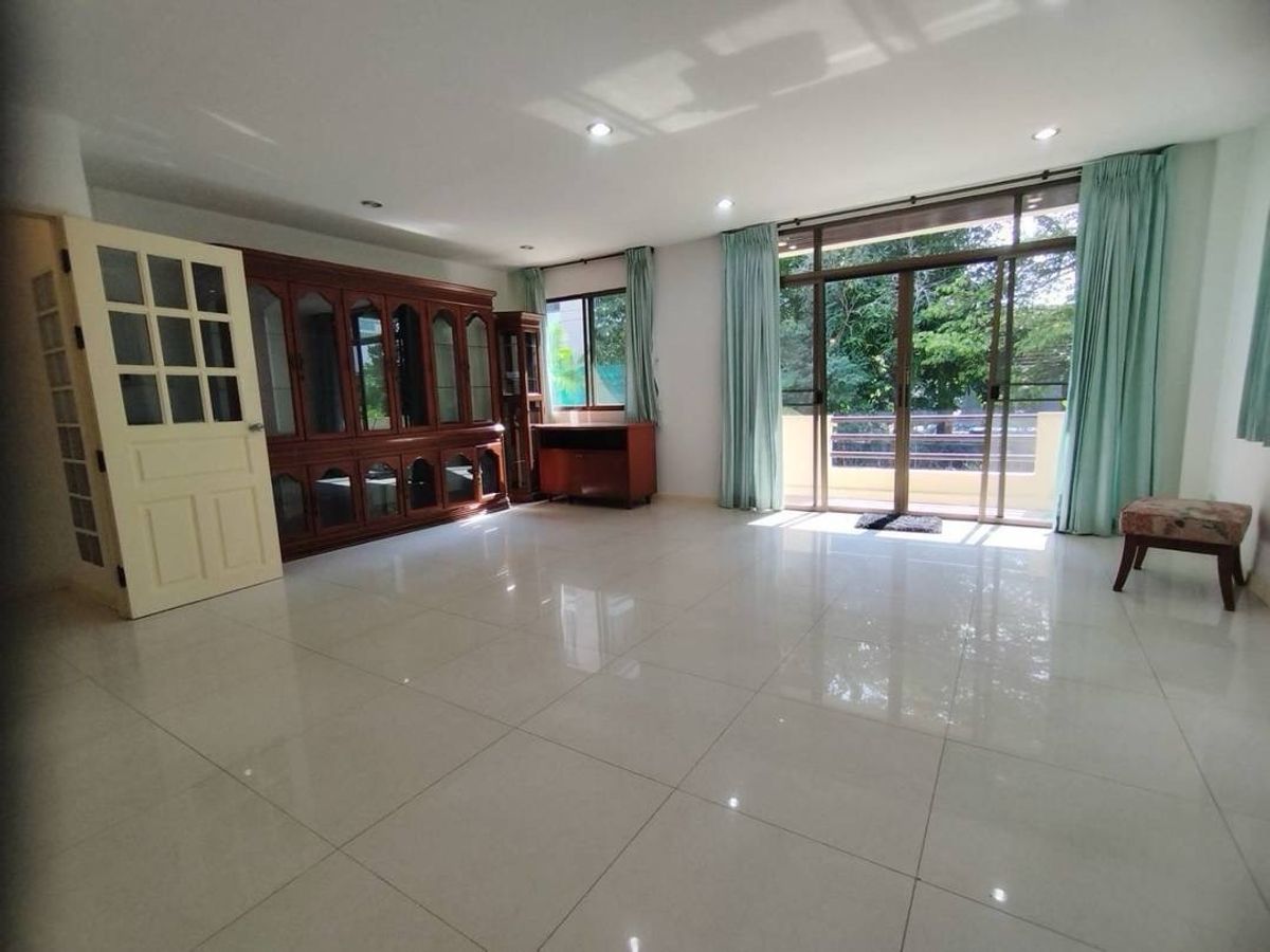 ให้เช่าบ้านสุขุมวิท อโศก ทองหล่อ : 📢 บ้าน 4 ชั้นใจกลางสุขุมวิท 31 ให้เช่าแบบนำเฟอร์นิเจอร์ของคุณมาเอง ทำเล prime location ใกล้ Emdistrict และ BTS พร้อมพงษ์ รายล้อมด้วยโรงเรียนนานาชาติ โรงพยาบาล และซูเปอร์มาร์เก็ตชั้นนำ