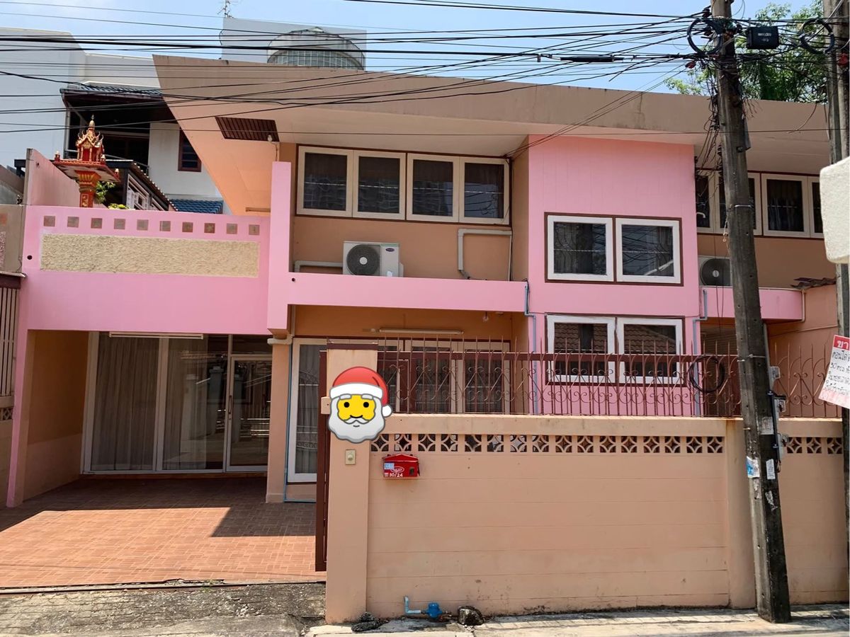 ให้เช่าโฮมออฟฟิศลาดพร้าว เซ็นทรัลลาดพร้าว : 🏢✨ โฮมออฟฟิศสุดคุ้มกลางเมือง ลาดพร้าวซอย 1 – พร้อมห้องกระจกรับรองลูกค้า ใกล้ MRT 3 สถานี เดินทางสะดวก 💼 เหมาะสำหรับสายออนไลน์ สายไลฟ์ขายของ สตาร์ทอัพ หรือ SME ที่มองหา “พื้นที่ใช้งานยืดหยุ่น” พร้อมฟังก์ชันครบในราคาเอื้อมถึง