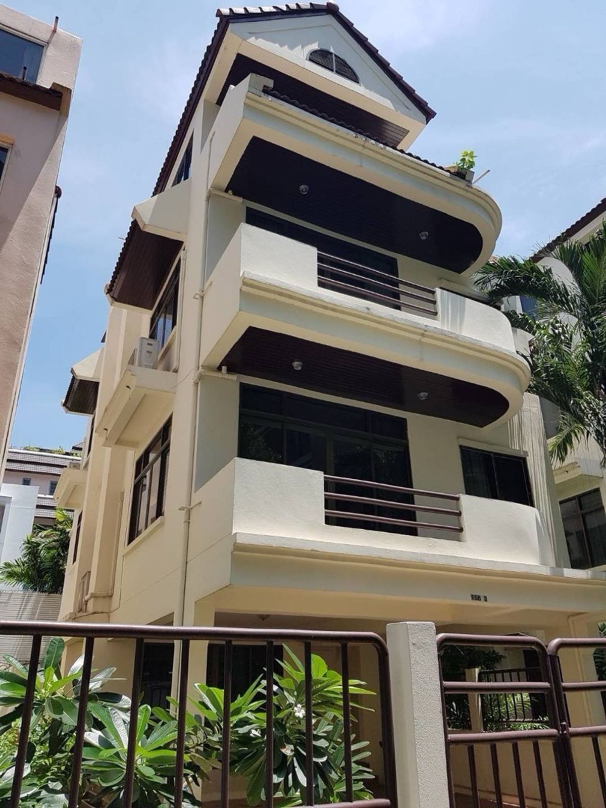 ให้เช่าบ้านสุขุมวิท อโศก ทองหล่อ : 📢 บ้าน 4 ชั้นใจกลางสุขุมวิท 31 ให้เช่าแบบนำเฟอร์นิเจอร์ของคุณมาเอง ทำเล prime location ใกล้ Emdistrict และ BTS พร้อมพงษ์ รายล้อมด้วยโรงเรียนนานาชาติ โรงพยาบาล และซูเปอร์มาร์เก็ตชั้นนำ
