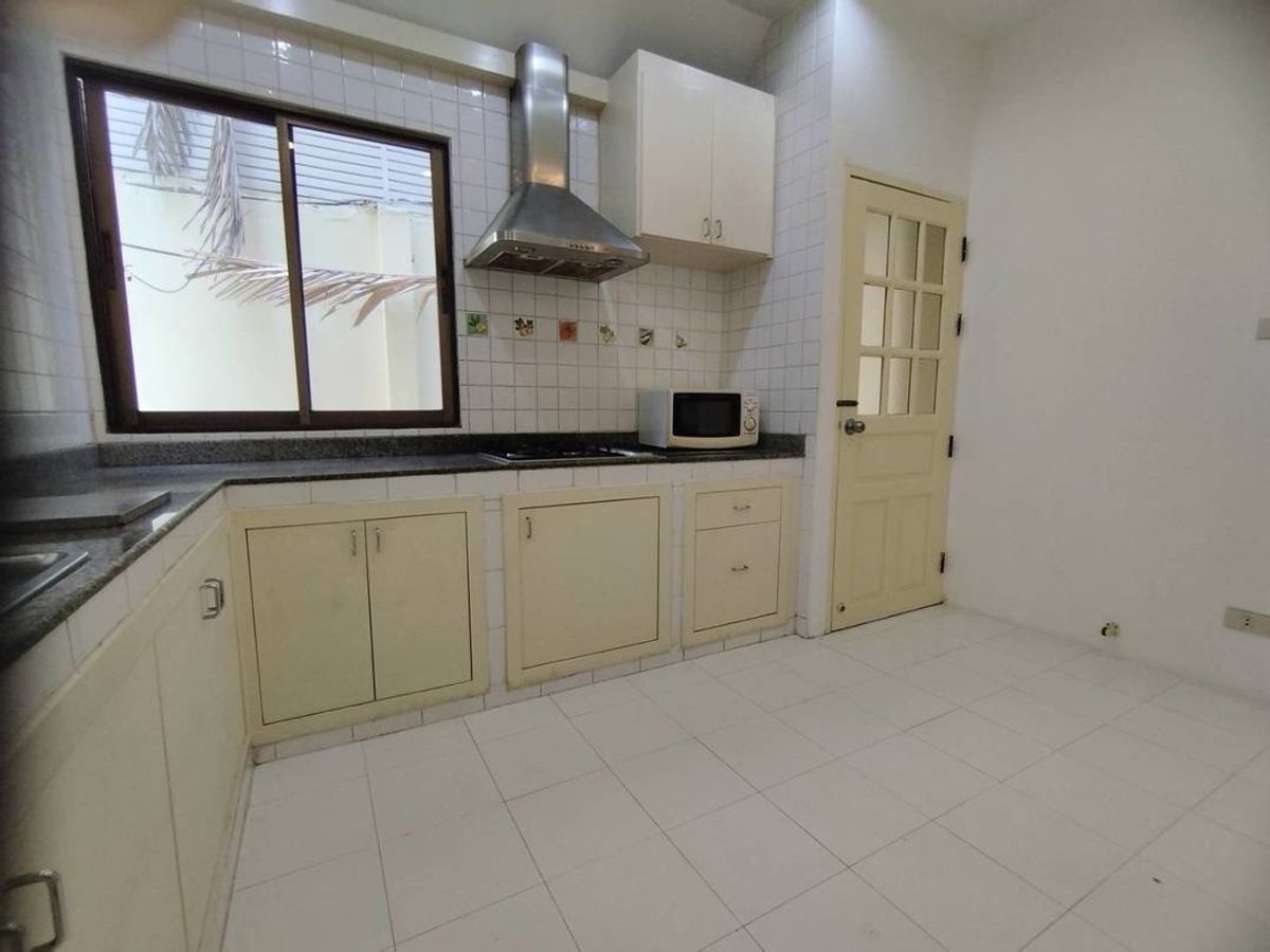 ให้เช่าบ้านสุขุมวิท อโศก ทองหล่อ : 📢 บ้าน 4 ชั้นใจกลางสุขุมวิท 31 ให้เช่าแบบนำเฟอร์นิเจอร์ของคุณมาเอง ทำเล prime location ใกล้ Emdistrict และ BTS พร้อมพงษ์ รายล้อมด้วยโรงเรียนนานาชาติ โรงพยาบาล และซูเปอร์มาร์เก็ตชั้นนำ