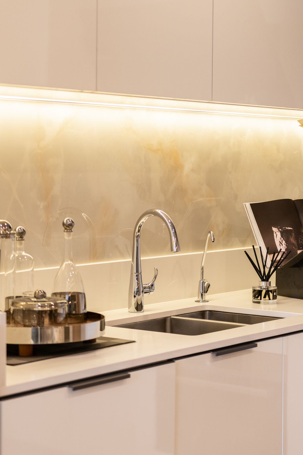 ขายคอนโดสาทร นราธิวาส : High rise 2 ห้องนอน ติด BTS สถานีเซ็นหลุยส์ 081-245-7349