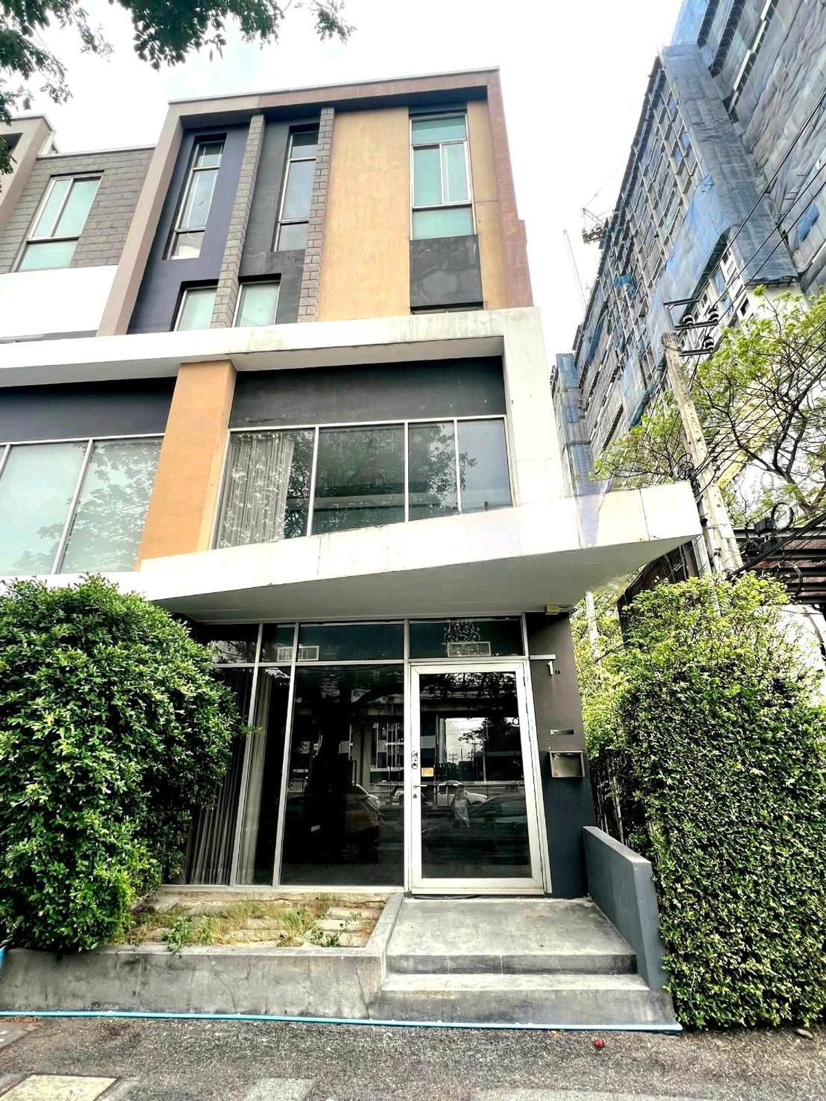 ให้เช่าทาวน์โฮมนวมินทร์ รามอินทรา : ให้เช่า ทาวน์โฮม/โฮมออฟฟิศ 3.5ชั้น แปลงมุม 30.3ตรว.(สไตล์โมเดิร์นลอฟท์)อยู่ถนนรามอินทรา64 ใกล้แฟชั่นไอส์แลนด์