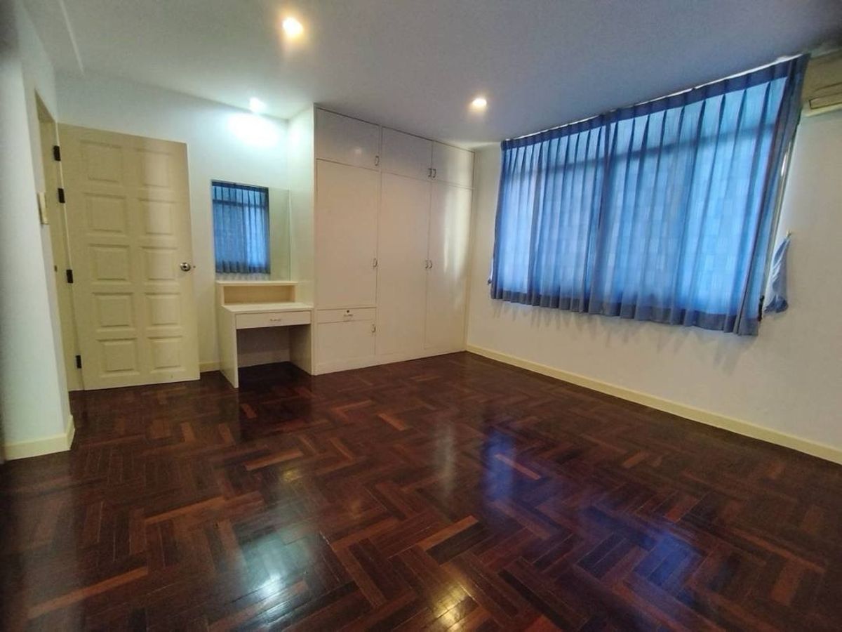 ให้เช่าบ้านสุขุมวิท อโศก ทองหล่อ : 📢 บ้าน 4 ชั้นใจกลางสุขุมวิท 31 ให้เช่าแบบนำเฟอร์นิเจอร์ของคุณมาเอง ทำเล prime location ใกล้ Emdistrict และ BTS พร้อมพงษ์ รายล้อมด้วยโรงเรียนนานาชาติ โรงพยาบาล และซูเปอร์มาร์เก็ตชั้นนำ