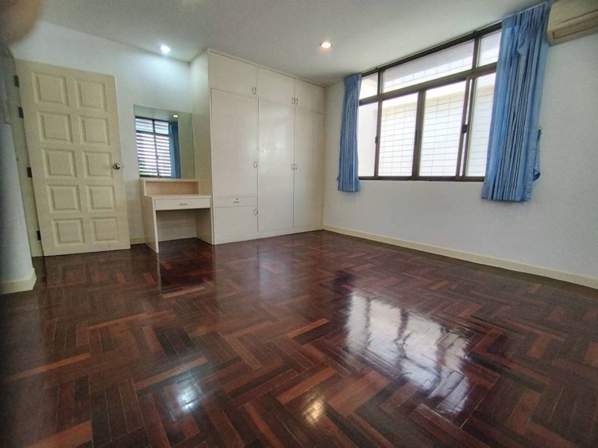 ให้เช่าบ้านสุขุมวิท อโศก ทองหล่อ : 📢 บ้าน 4 ชั้นใจกลางสุขุมวิท 31 ให้เช่าแบบนำเฟอร์นิเจอร์ของคุณมาเอง ทำเล prime location ใกล้ Emdistrict และ BTS พร้อมพงษ์ รายล้อมด้วยโรงเรียนนานาชาติ โรงพยาบาล และซูเปอร์มาร์เก็ตชั้นนำ