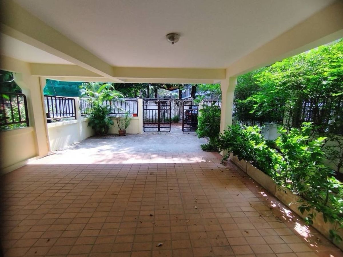 ให้เช่าบ้านสุขุมวิท อโศก ทองหล่อ : 📢 บ้าน 4 ชั้นใจกลางสุขุมวิท 31 ให้เช่าแบบนำเฟอร์นิเจอร์ของคุณมาเอง ทำเล prime location ใกล้ Emdistrict และ BTS พร้อมพงษ์ รายล้อมด้วยโรงเรียนนานาชาติ โรงพยาบาล และซูเปอร์มาร์เก็ตชั้นนำ