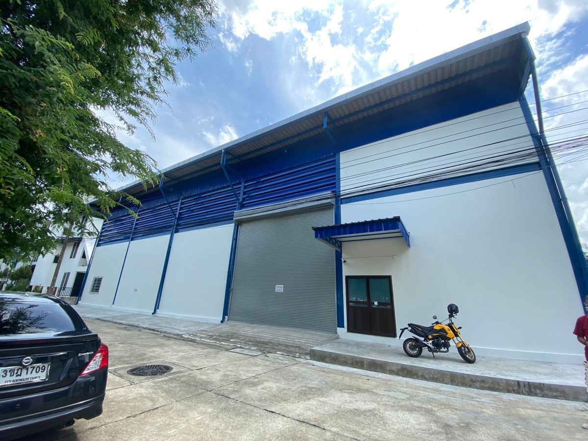 For RentWarehouseSamut Prakan,Samrong : Warehouse for rent with office, Thepharak Road, size 450 sq.m. Convenient to connect to Srinakarin Road, Sukhumvit, and Kanchanaphisek Ring.