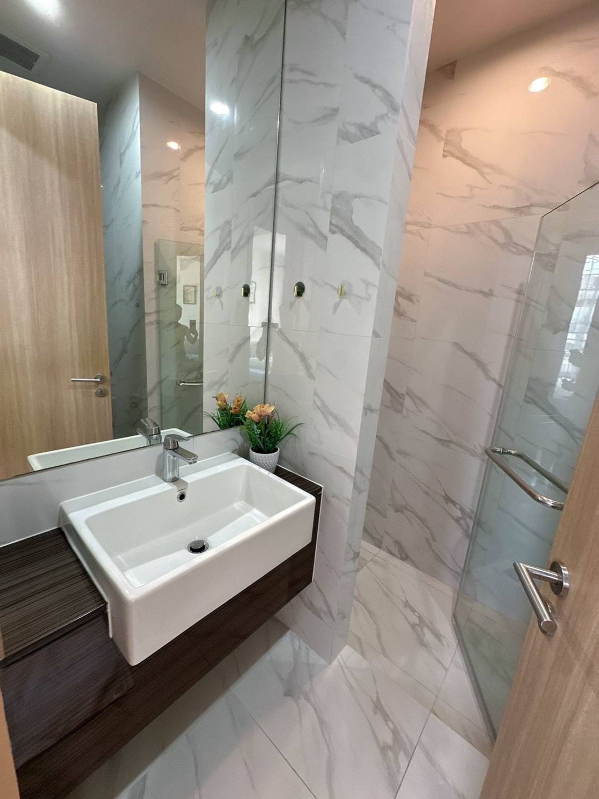 ให้เช่าคอนโดสุขุมวิท อโศก ทองหล่อ : ให้เช่าคอนโด Noble Be19 คอนโดแต่งครบพร้อมเข้าอยู่ใกล้รถไฟฟ้าBTSอโศกและห้างสรรพสินค้ามากมาย!!