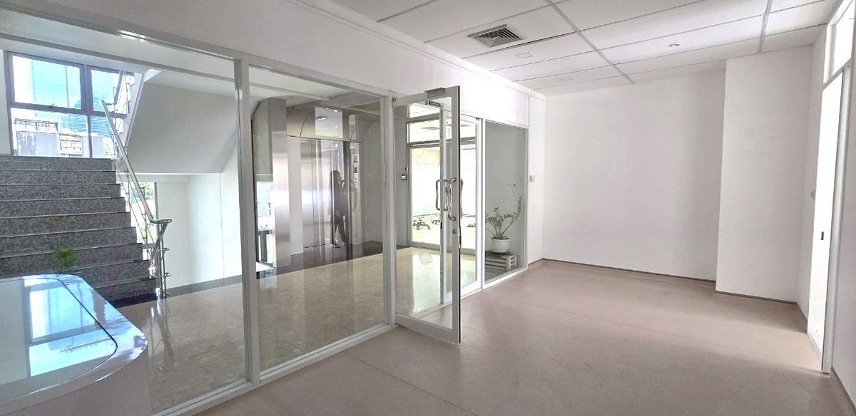 ให้เช่าร้านค้า/ตลาดนัดสุขุมวิท อโศก ทองหล่อ : พื้นที่ร้านค้าให้เช่า สภาพใหม่ พร้อมพงษ์ เหมาะทำคลินิค สปา แลป โชว์รูมสินค้า 