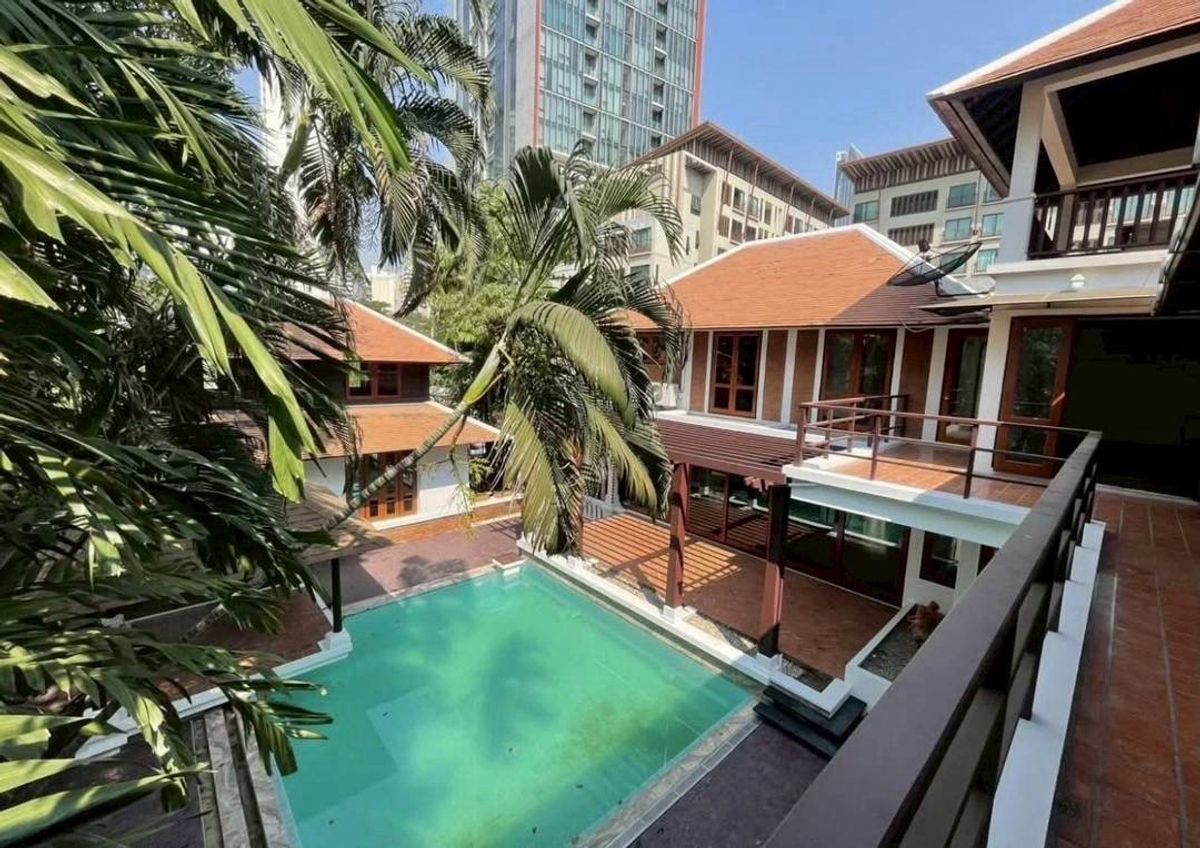ให้เช่าบ้านสุขุมวิท อโศก ทองหล่อ : RENT : Modern Thai Oasis: Exclusive Pool Villa in Phrom Phong