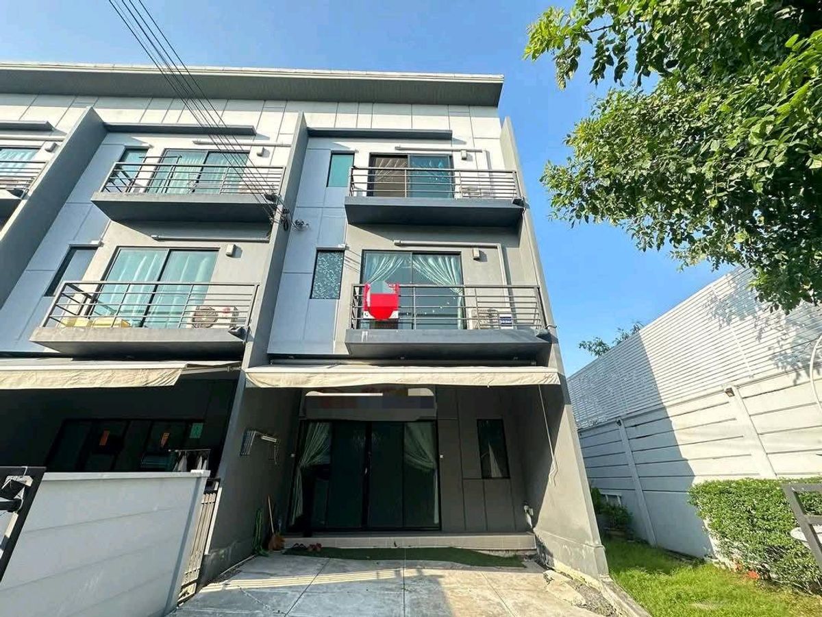 ให้เช่าทาวน์โฮมลาดกระบัง สุวรรณภูมิ : 🏡ให้เช่า/ขายทาวน์โฮม 3 ชั้น ทำเลดี เข้าออกได้หลายทางทั้งถนนอ่อนนุช มอเตอร์เวย์ ประเวศ ลาดกระบัง พระราม9 บ้านหลังริมมีสวนข้างบ้าน นั่งพักผ่อนชิลชิล🍀🌱