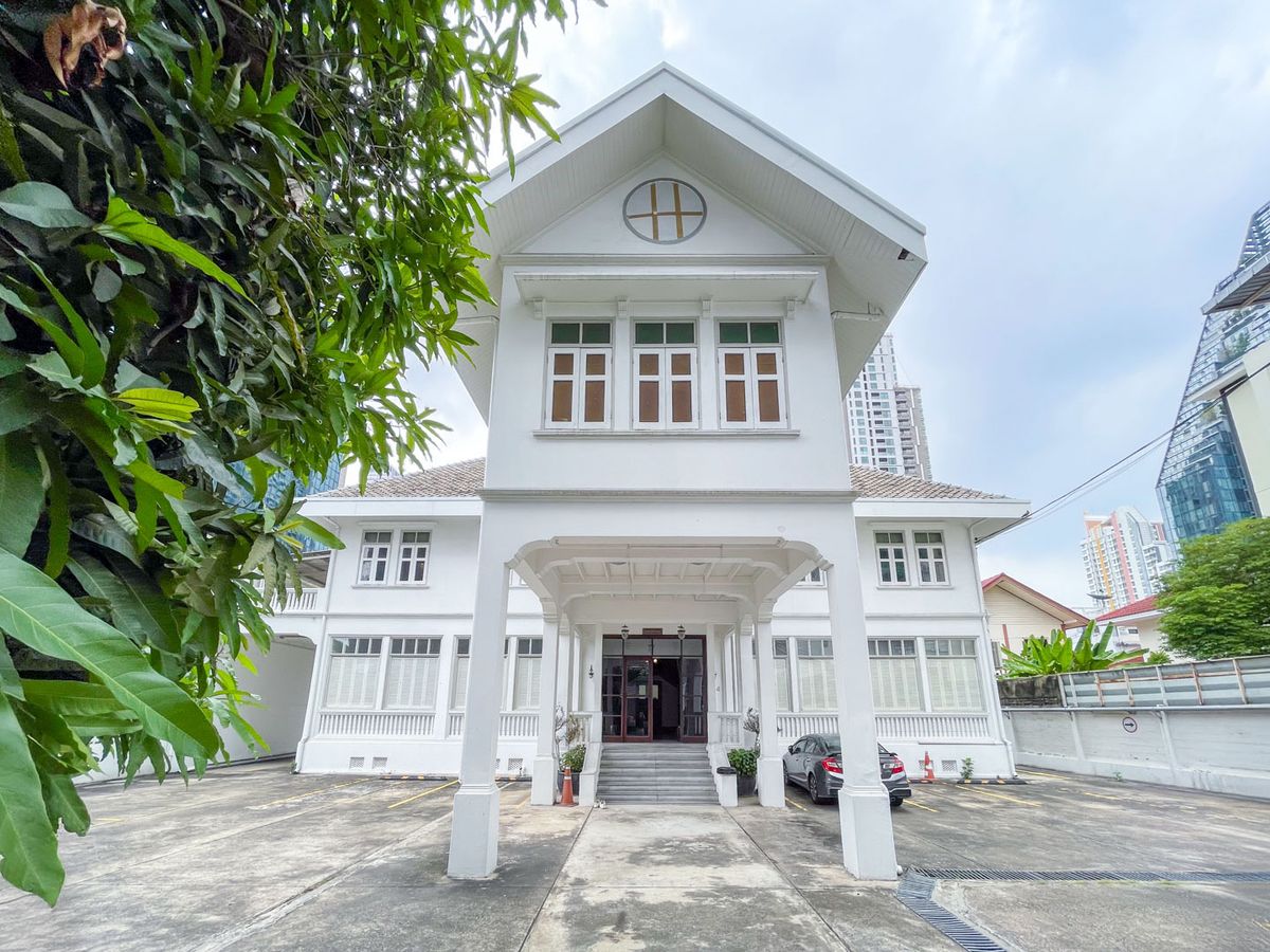 For RentHouseSathorn, Narathiwat : Luxury house for rent in Sathorn area: 2 big houses, Thai style and colonial style, near St. Louis BTS