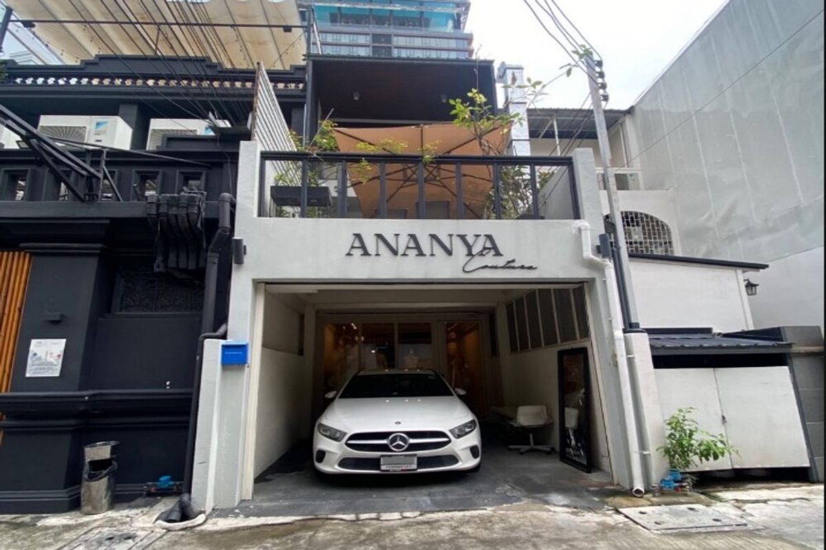 For SaleTownhomeSukhumvit, Asoke, Thonglor : 🔥 For Sale !! Townhouse !! prime area !! 🔥 Code C20250600020..........Townhouse in Thonglor, 3 bedroom, 3 bathroom, 3 Storeys, Partly Furnished, Special Deal!!📣📣