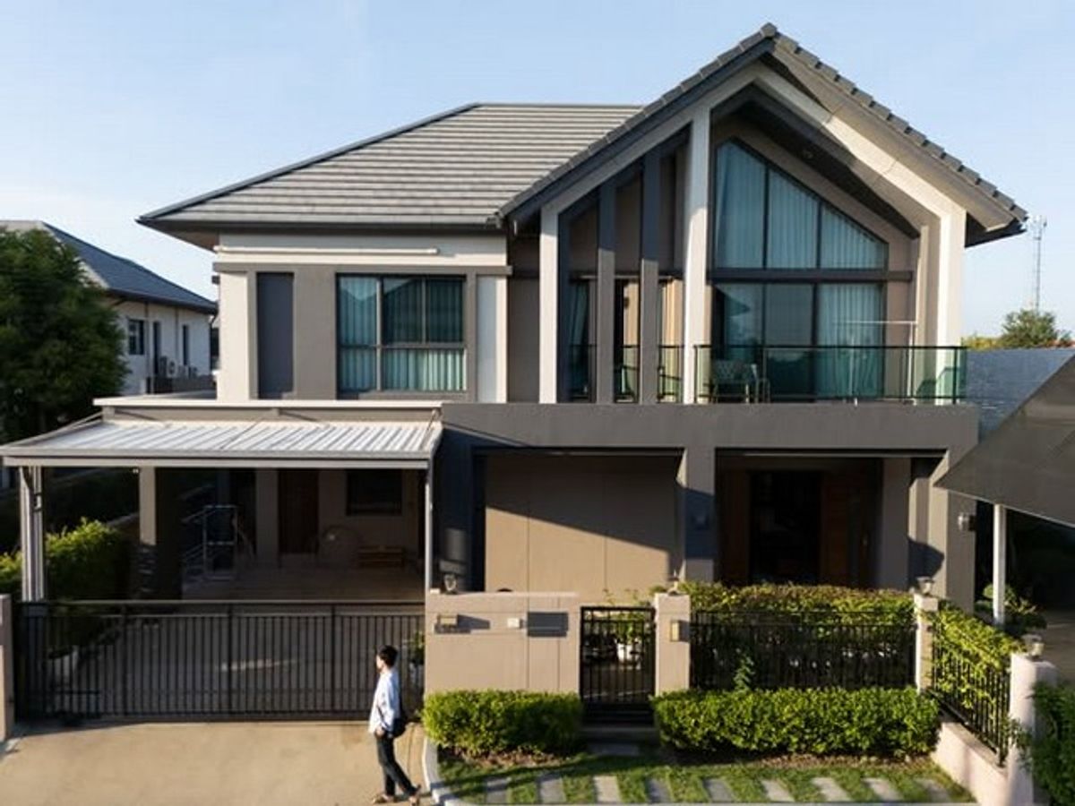For RentHousePattanakan, Srinakarin : HR2543 Luxury House for Rent Ready Bangkok Boulevard Rama 9 Project, convenient to travel near the expressway