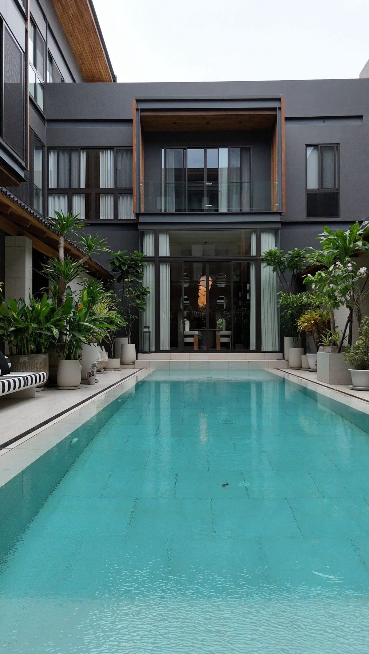 ขายบ้านเลียบทางด่วนรามอินทรา : ♦ Super luxury class House With Private Pool ♦ 3 ชั้น | ขนาดที่ดิน 182.00 ตร.ว. พื้นที่ใช้สอย 1,300.00 ตร.ม. | 4 ห้องนอน 6 ห้องน้ำ 6 ที่จอดรถ | ใกล้ MRT ศูนย์วัฒนธรรมแห่งประเทศไทย
