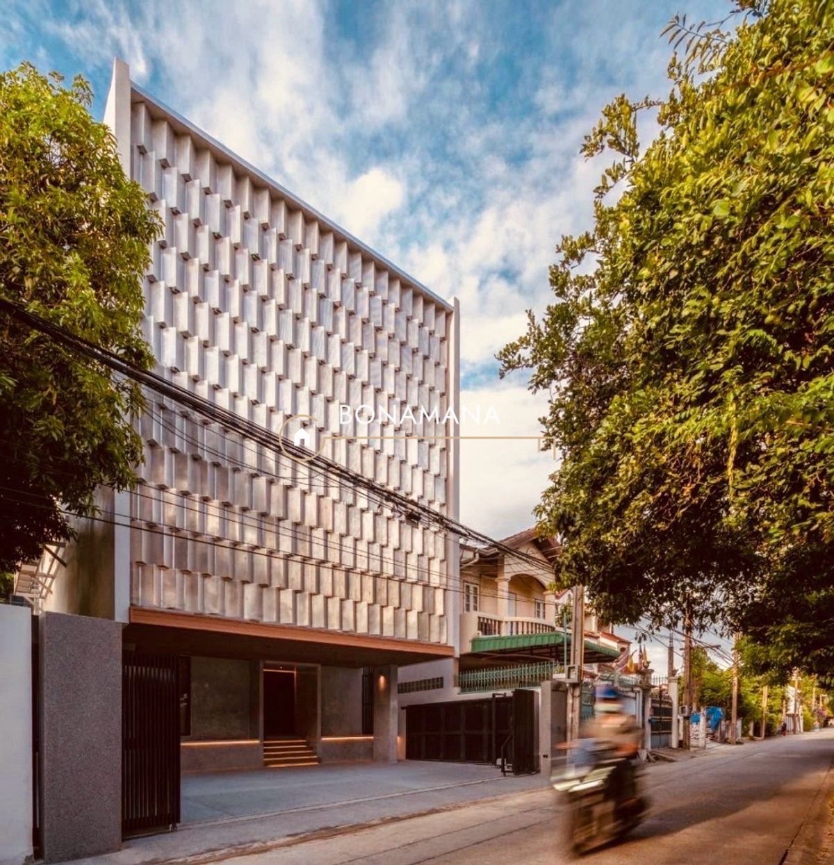โฮมออฟฟิศอ่อนนุช อุดมสุข : Home Office Sukhumvit 62
(BTS Bang Chak 440m)