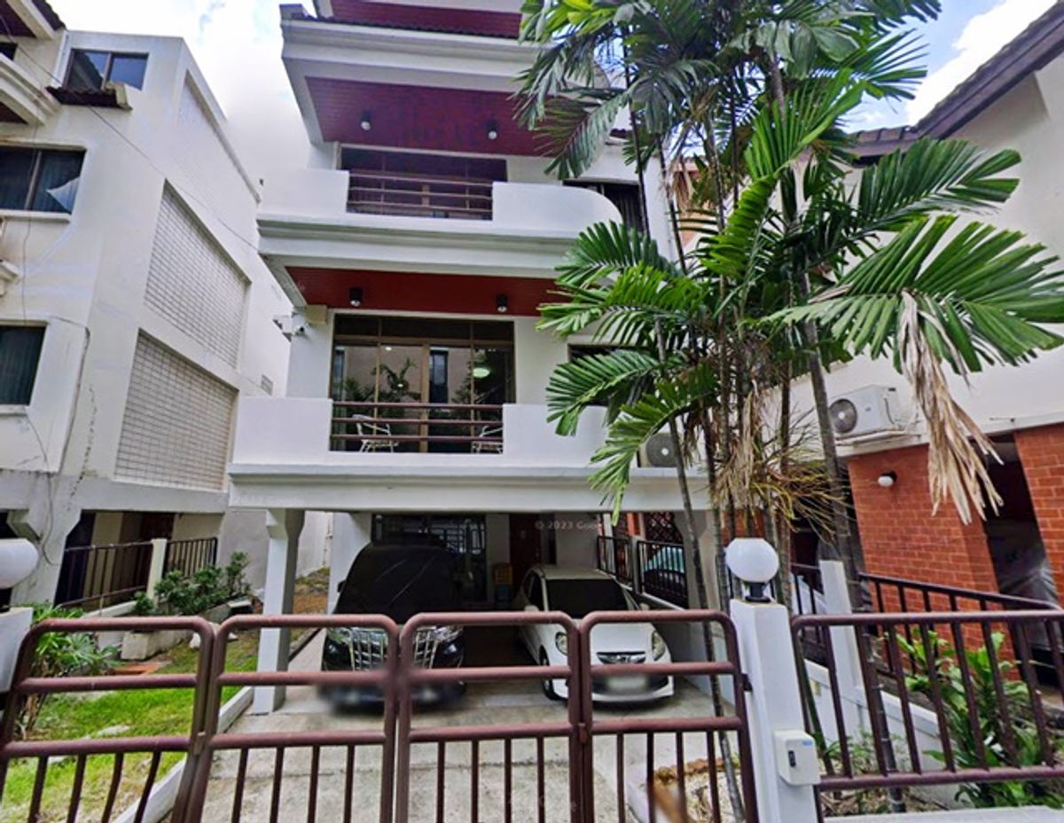 For RentTownhomeNana, North Nana,Sukhumvit13, Soi Nana : New, luxurious, 5 bedrooms, Japanese people, BTS Phrom Phong 900 m. Luxurious 4 -story mansion, MRT Sukhumvit 900 m 405 sq.m., 35 sq.w. 5 water