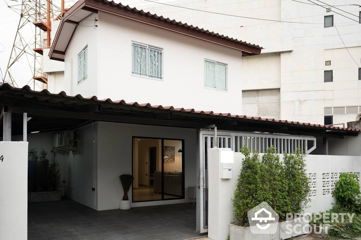 For RentHouseRatchadapisek, Huaikwang, Suttisan : 3-BR House near MRT Huai Khwang