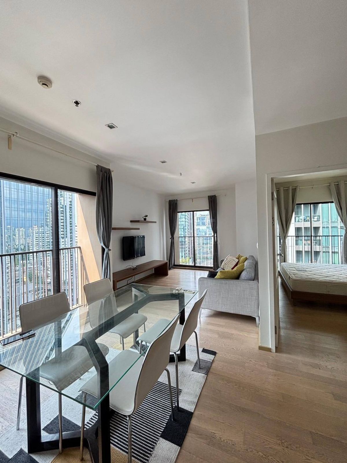 For RentCondoSukhumvit, Asoke, Thonglor : NOBLE Refine Rental Sukhumvit 26 | 2 Bedrooms 72 sq.m. Floor 19 | Near BTS Phrom Phong | 50,000 baht | Line: @323GQMHO | Code T1800
