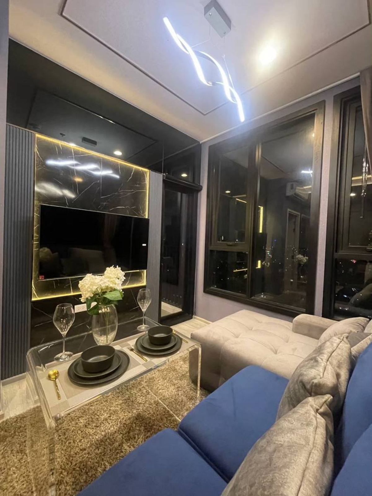 For RentCondoSukhumvit, Asoke, Thonglor : The XT EKKAMAI condo is convenient to travel near the BTS train. Ready to stay immediately !!