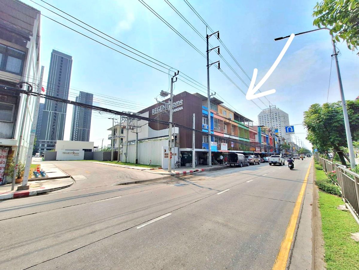 For RentShop HouseBangna, Bearing, Lasalle : 2 -room building in front of the Condo Regent 5 thousand. Good trading room.