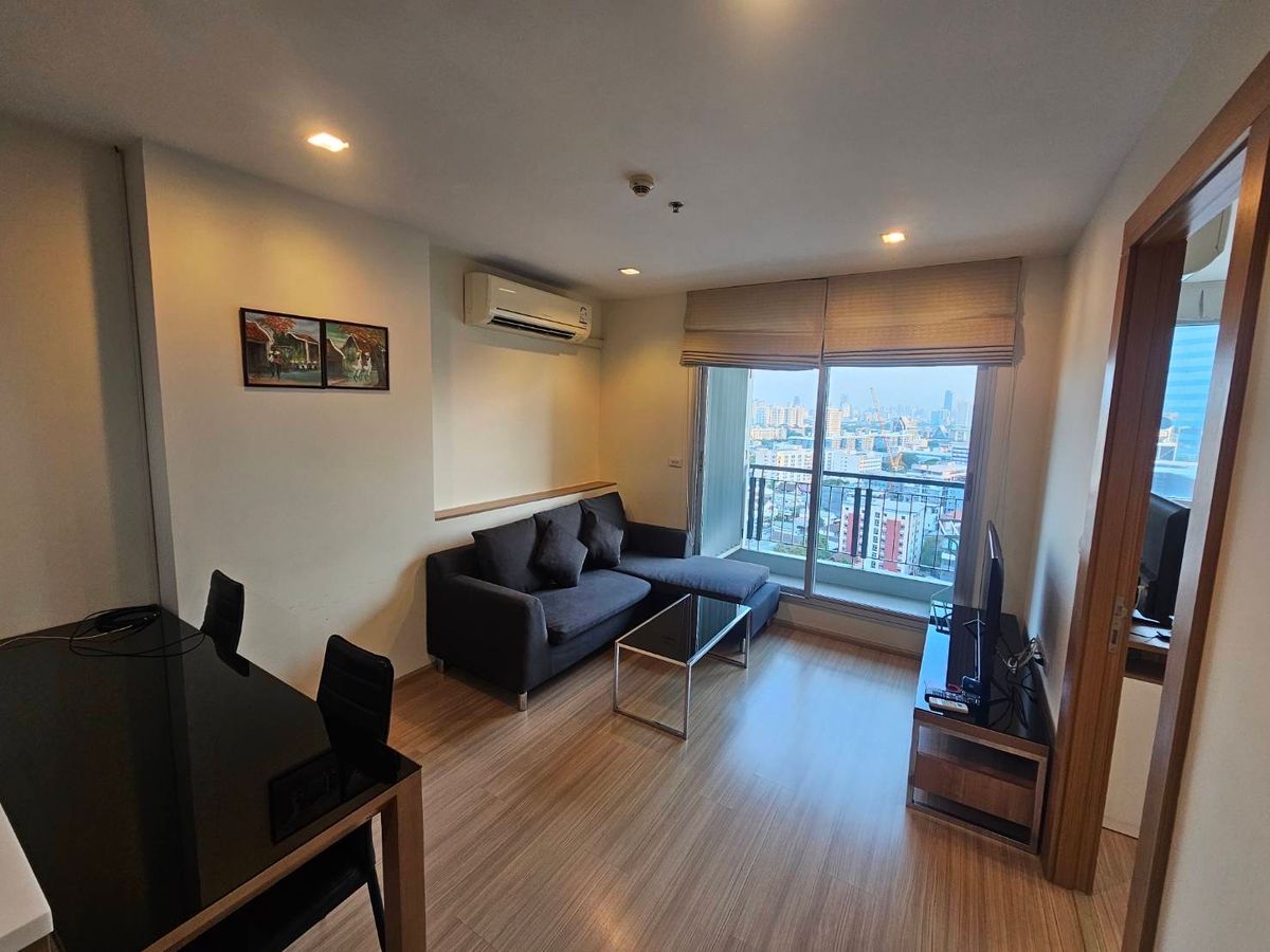 ให้เช่าคอนโดรัชดา ห้วยขวาง : Live Large | Walk-in Closet & Full-Length Balcony @RHYTHM Ratchada-Huaikhwang