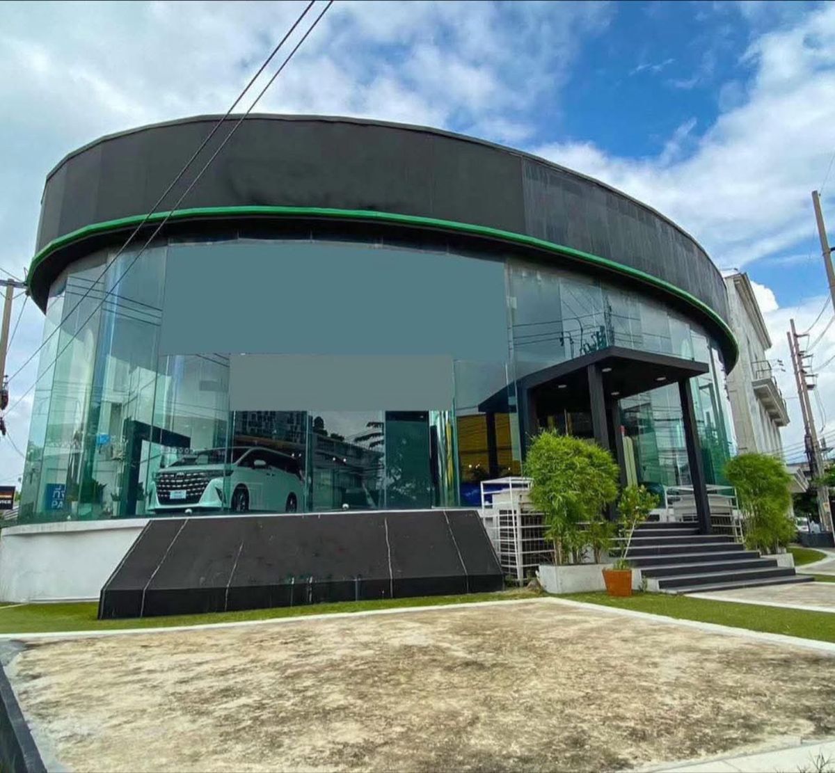 For RentShowroomRatchadapisek, Huaikwang, Suttisan : ♤ Prime Location Showroom ♤ Land size 2,000.00 sq.w. Usable area 3,000.00 sq.m. | Near the Orange Line in the future