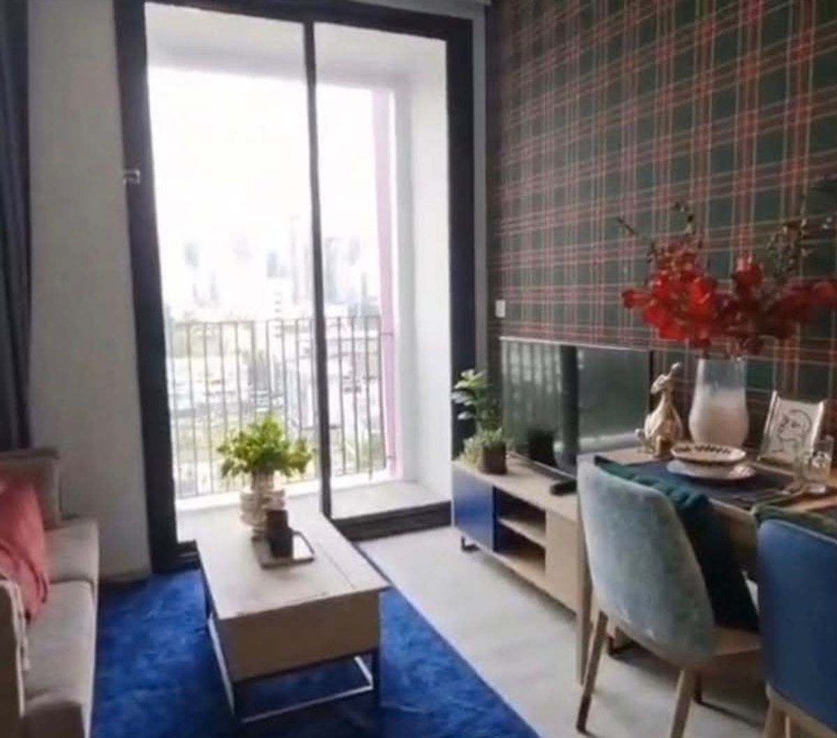 For RentCondoSukhumvit, Asoke, Thonglor : The XT EKAMAI condo is convenient to travel near the BTS Skytrain. There is a shuttle bus near the BTS Skytrain. Ready to stay immediately