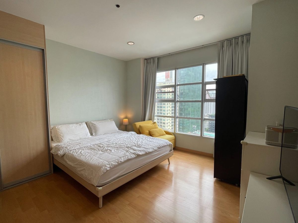 For SaleCondoRatchathewi,Phayathai : Sell ​​Baan Klang Krung Siam Pathumwan (3 Bed 3Bath), complete with a Fix parking lot near BTS Ratchathewi.