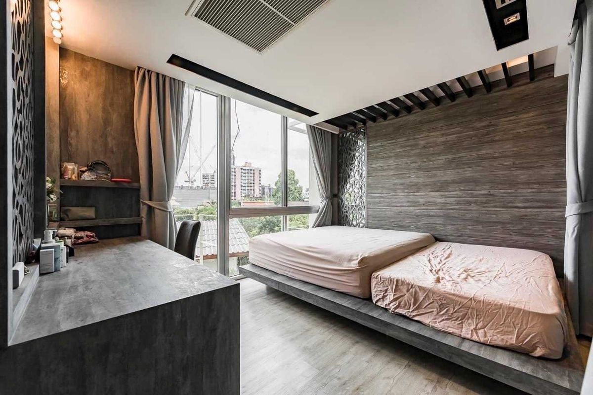 ขายทาวน์โฮมสาทร นราธิวาส : Townhome For sale The lofts sathorn 4 beds 4baths 2 parking 