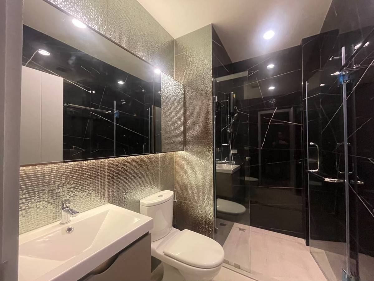 For RentCondoSukhumvit, Asoke, Thonglor : The XT EKKAMAI condo is convenient to travel near the BTS train. Ready to stay immediately !!