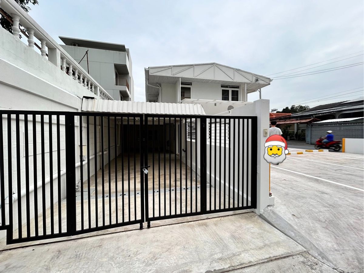 ให้เช่าบ้านพระราม 9 เพชรบุรีตัดใหม่ RCA : 🏡 ให้เช่าบ้าน 2 ชั้น “หัวมุม” ทำเลทอง พระราม 9 ซอย 43 📍 เพียง 5 นาทีถึง The Nine Center | 3 นาทีถึง CJ Mall | เดินทางสะดวก ใกล้ทางด่วน