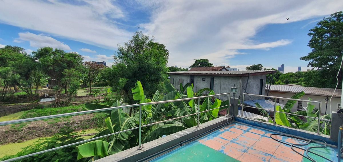 ขายบ้านอ่อนนุช อุดมสุข : ขายบ้านเดี่ยว 2 ชั้น  มบ.ผกามาศ ปรีดีย์พนมยงค์ 14  พระโขนง กรุงเทพ  150 ตรว. เพียงตรว.ละ 1 แสนบาทเท่านั้น  (หากต้องการที่ดินเปล่า ยินดีรื้อสิ่งปลูกสร้างออก)