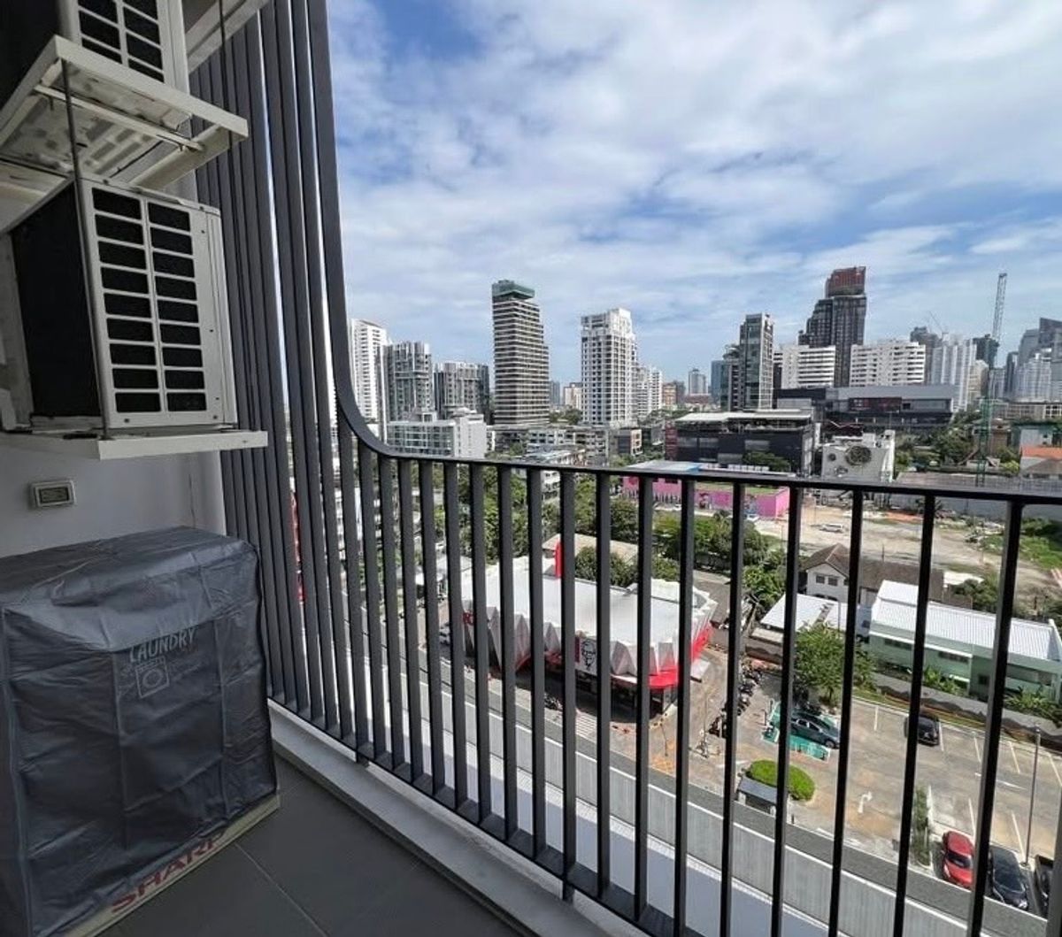 For RentCondoSukhumvit, Asoke, Thonglor : The XT EKAMAI condo is convenient to travel near the BTS Skytrain. There is a shuttle bus near the BTS Skytrain. Ready to stay immediately
