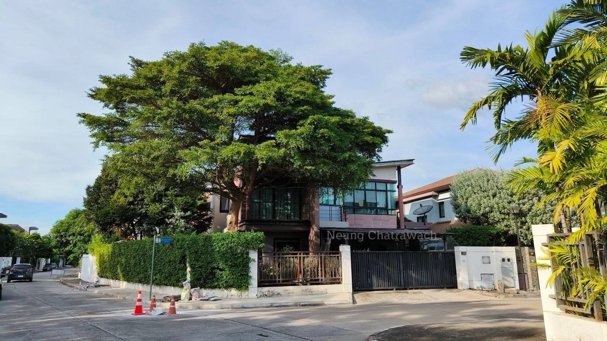 For SaleHouseMin Buri, Romklao : Corner house, great value! Prime location, next to the Orange Line train.