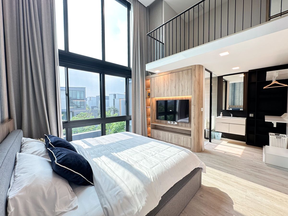 For RentHousePattanakan, Srinakarin : Luxury 3-Storey Corner Detached House with Private Lift at Vive Krungthep Kreetha Near Wellington College
