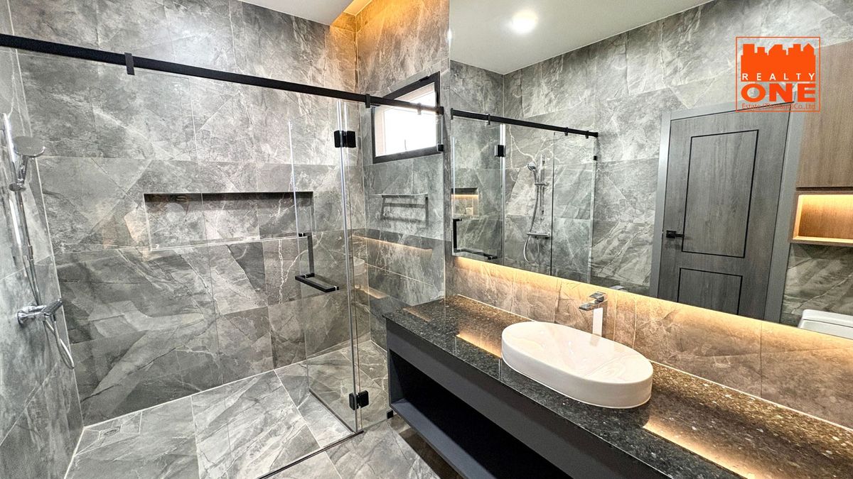 ขายลาดพร้าว101 แฮปปี้แลนด์ : ขายบ้านหรูหลังใหญ่ สร้างใหม่ พร้อมสระว่ายน้ำ 220 ตารางวา ลาดพร้าว 101 แยก 42