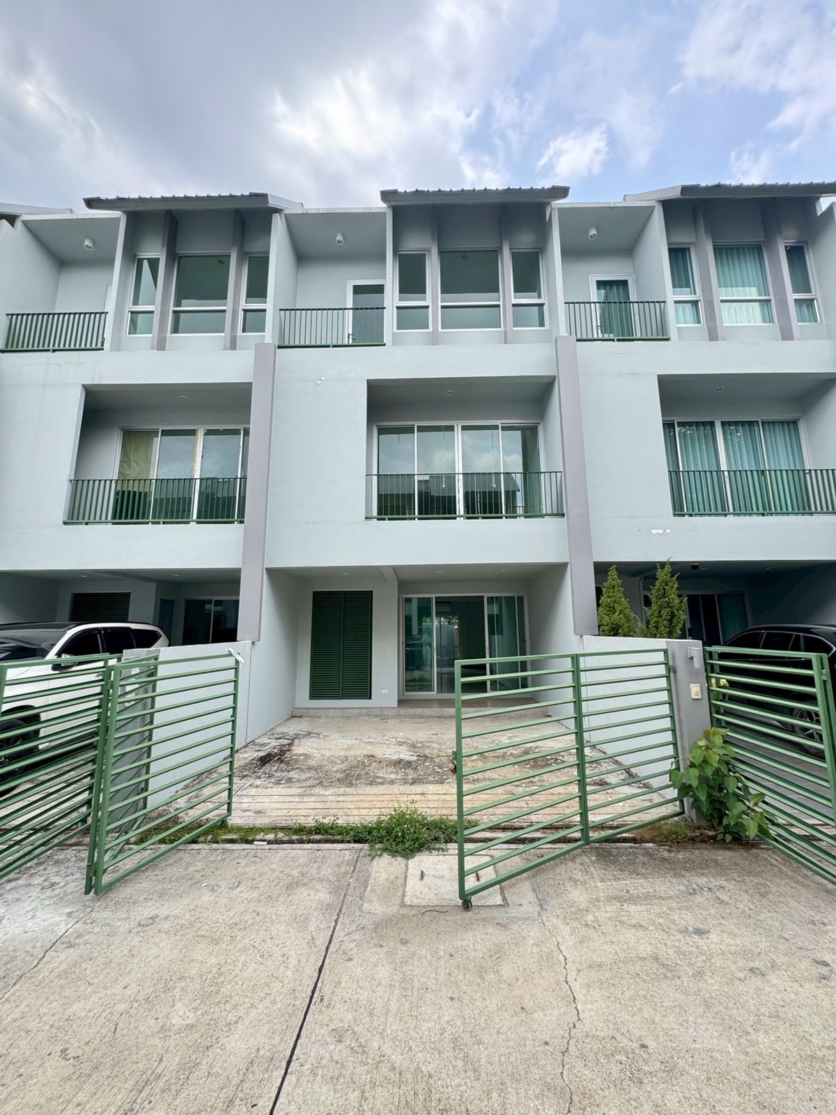 ขายทาวน์โฮมแจ้งวัฒนะ เมืองทอง : 📌ขายทาวน์โฮม 3 ชั้น โครงการ ZUR-REAL รัชดา-งามวงศ์วานพื้นที่ใช้สอยจัดเต็ม 183ตรม.  3 ห้องนอน 3 ห้องน้ำ 2 ที่จอดรถ ราคา 3.99 ลบ.