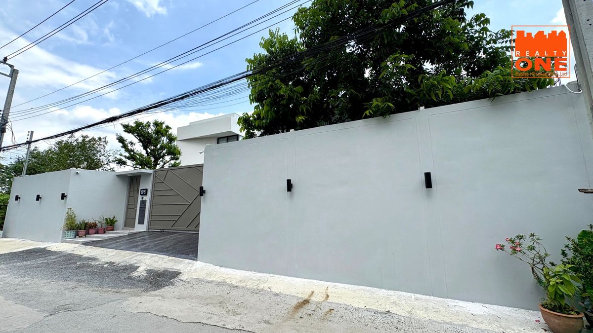 ขายลาดพร้าว101 แฮปปี้แลนด์ : ขายบ้านหรูหลังใหญ่ สร้างใหม่ พร้อมสระว่ายน้ำ 220 ตารางวา ลาดพร้าว 101 แยก 42