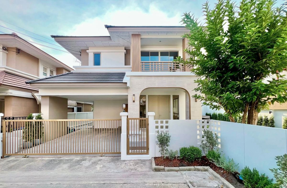 ขายบ้านลาดพร้าว101 แฮปปี้แลนด์ : BAAN AR-KARD โพธิ์แก้ว - ลาดพร้าว 101 - โยธินพัฒนา : บ้านเดี่ยวใจกลางเมือง รีโนเวทใหม่ทั้งหลัง โดดเด่น เรียบหรู ด้วยดีไซน์ Modern Mediterranean โอบล้อมด้วยบรรยากาศสุดร่มรื่น ผ่อนคลาย เพียงแค่เปิดประตู…ก็สัมผัสอากาศบริสุทธิ์ได้ในทุกวัน