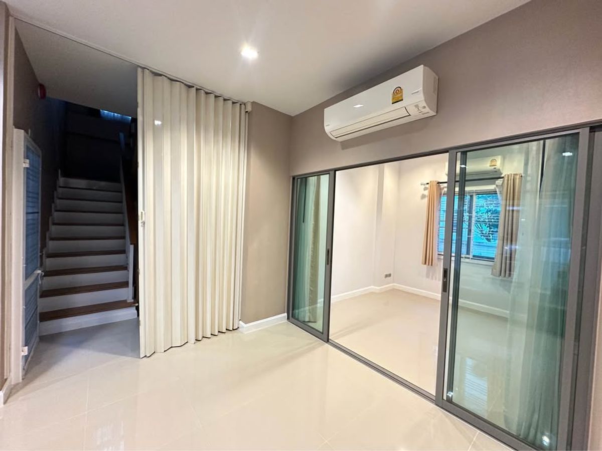 For RentHouseLadkrabang, Suwannaphum Airport : For rent, 4 bedrooms, 3 bathrooms. There is only 5 minutes to drive. Robinson Lat Krabang to Makro Food Service.