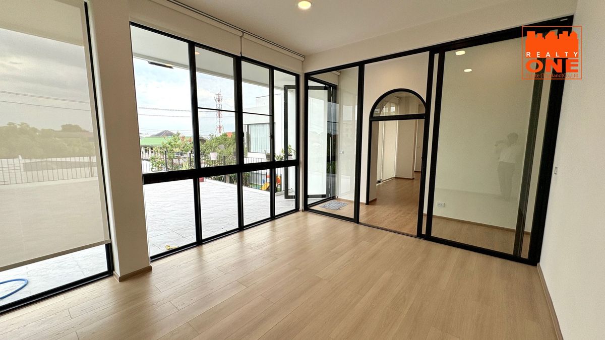 ขายลาดพร้าว101 แฮปปี้แลนด์ : ขายบ้านหรูหลังใหญ่ สร้างใหม่ พร้อมสระว่ายน้ำ 220 ตารางวา ลาดพร้าว 101 แยก 42