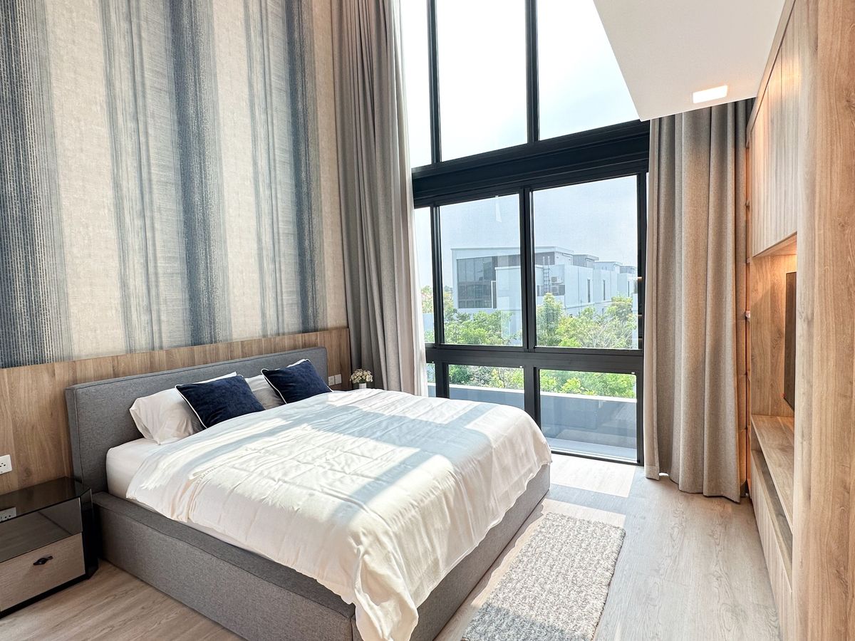 For RentHousePattanakan, Srinakarin : Luxury 3-Storey Corner Detached House with Private Lift at Vive Krungthep Kreetha Near Wellington College
