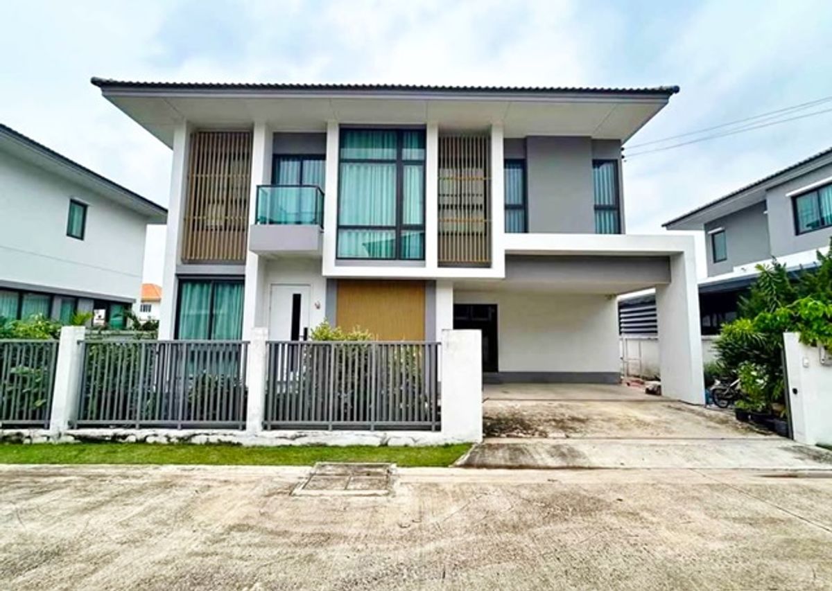 ให้เช่าบ้านปทุมธานี รังสิต ธรรมศาสตร์ : ม.ธรรมศาสตร์ รังสิต 4.6กม. บ้านเดี่ยวหรู 2 ชั้น 4นอน จัดเต็มเฟอร์ ม.กรุงเทพ รังสิต 3.2กม. รังสิต-คลอง2 บงกช31-35 52ตร.วา.220ตร. 3น้ำ