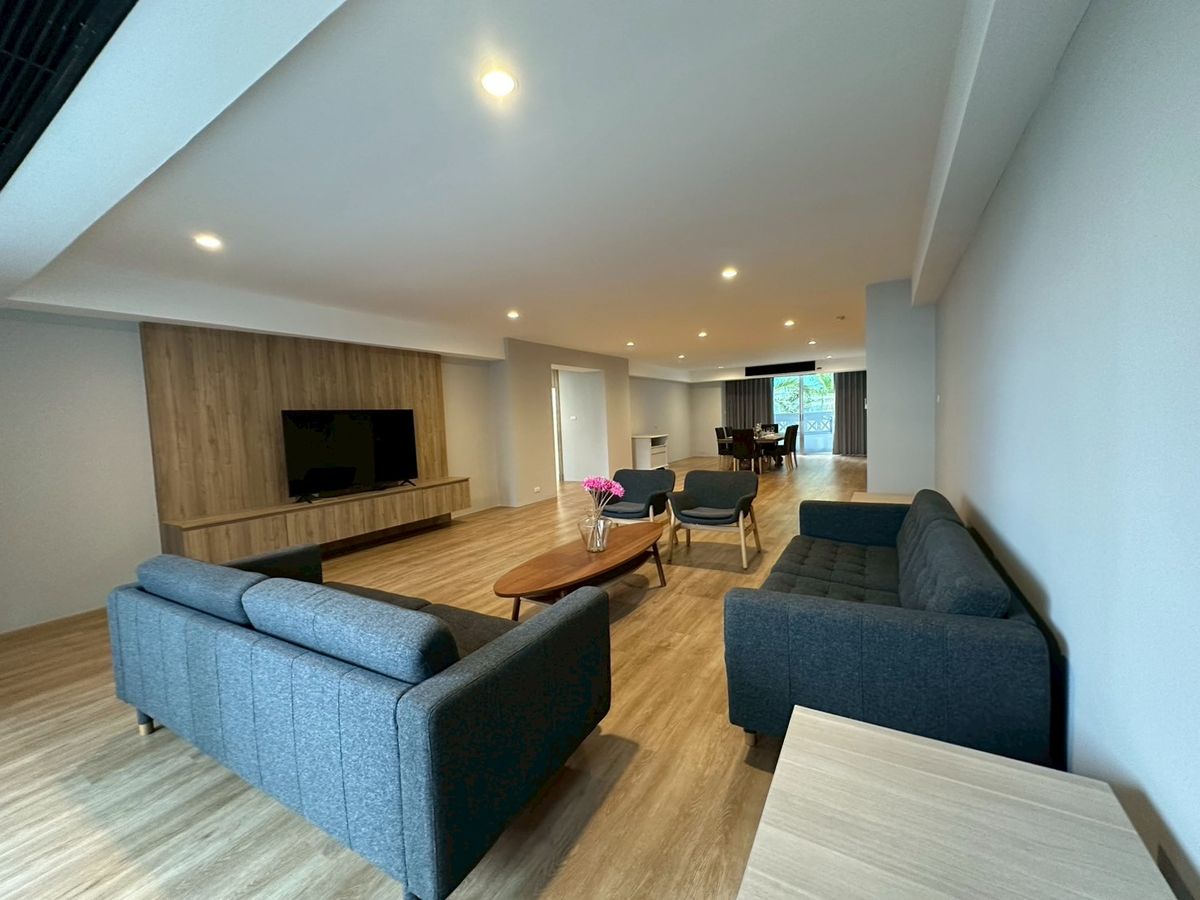 For RentKhlongtoei, Kluaynamthai : ✨ Luxury Condo for Rent – Extra Large 4-Bedroom Unit, Perfect for Big Families, Fully Furnished and Move-In Ready, Close to BTS Phrom Phong and MRT Queen Sirikit National Convention Center